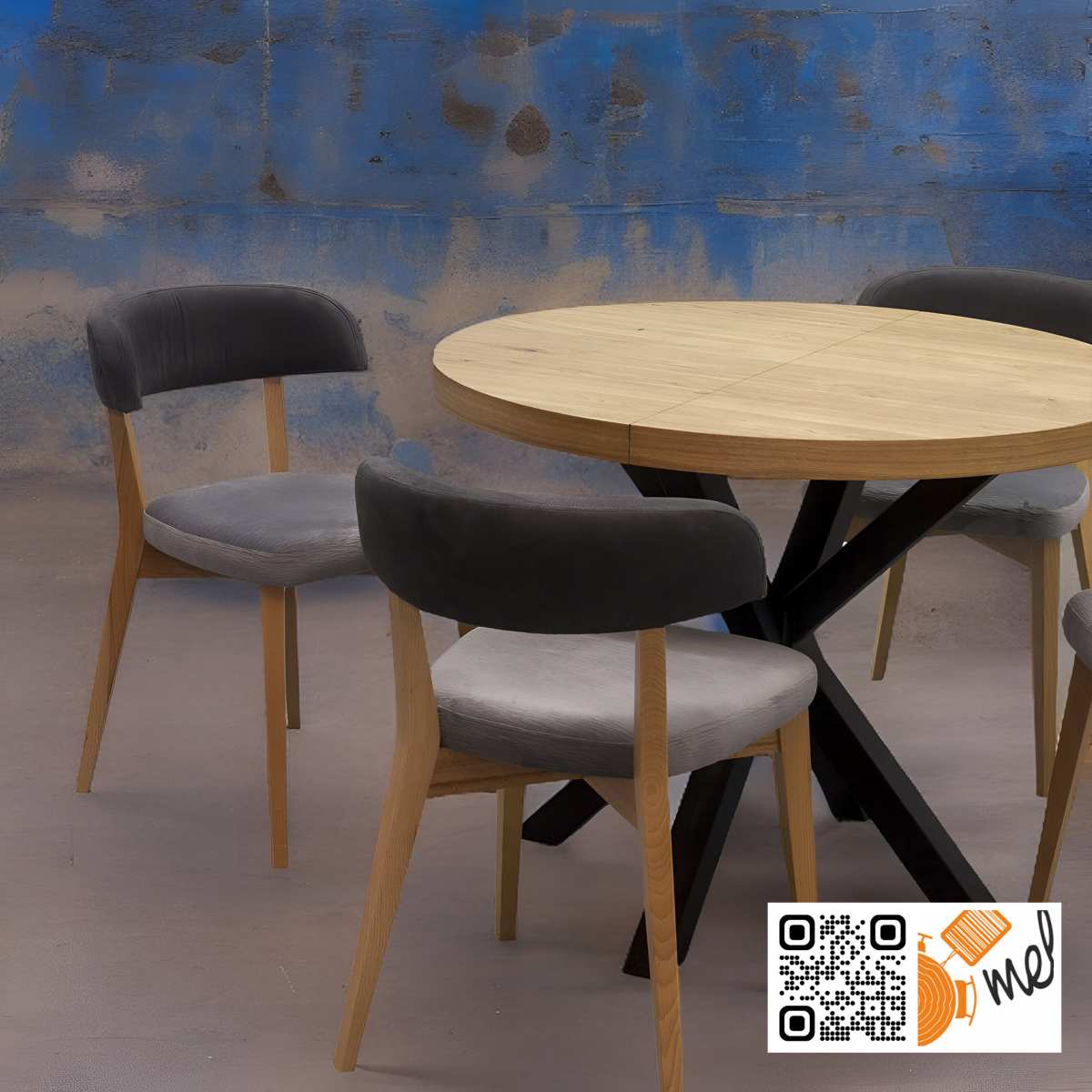 Okrągły stolik z metalowymi nogami i krzesła drewniane