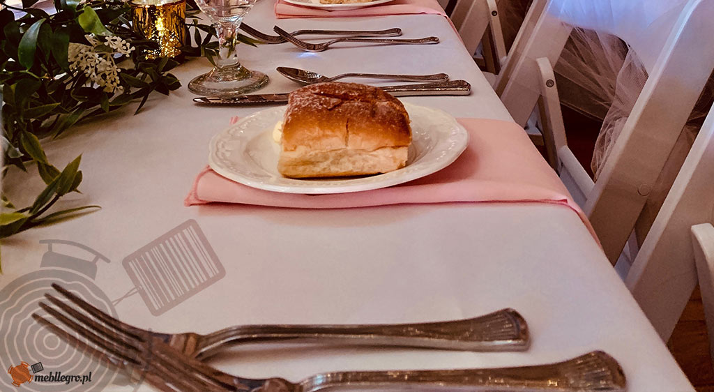 Przy obiedzie po lewej stronie talerza może znajdować się talerzyk do chleba