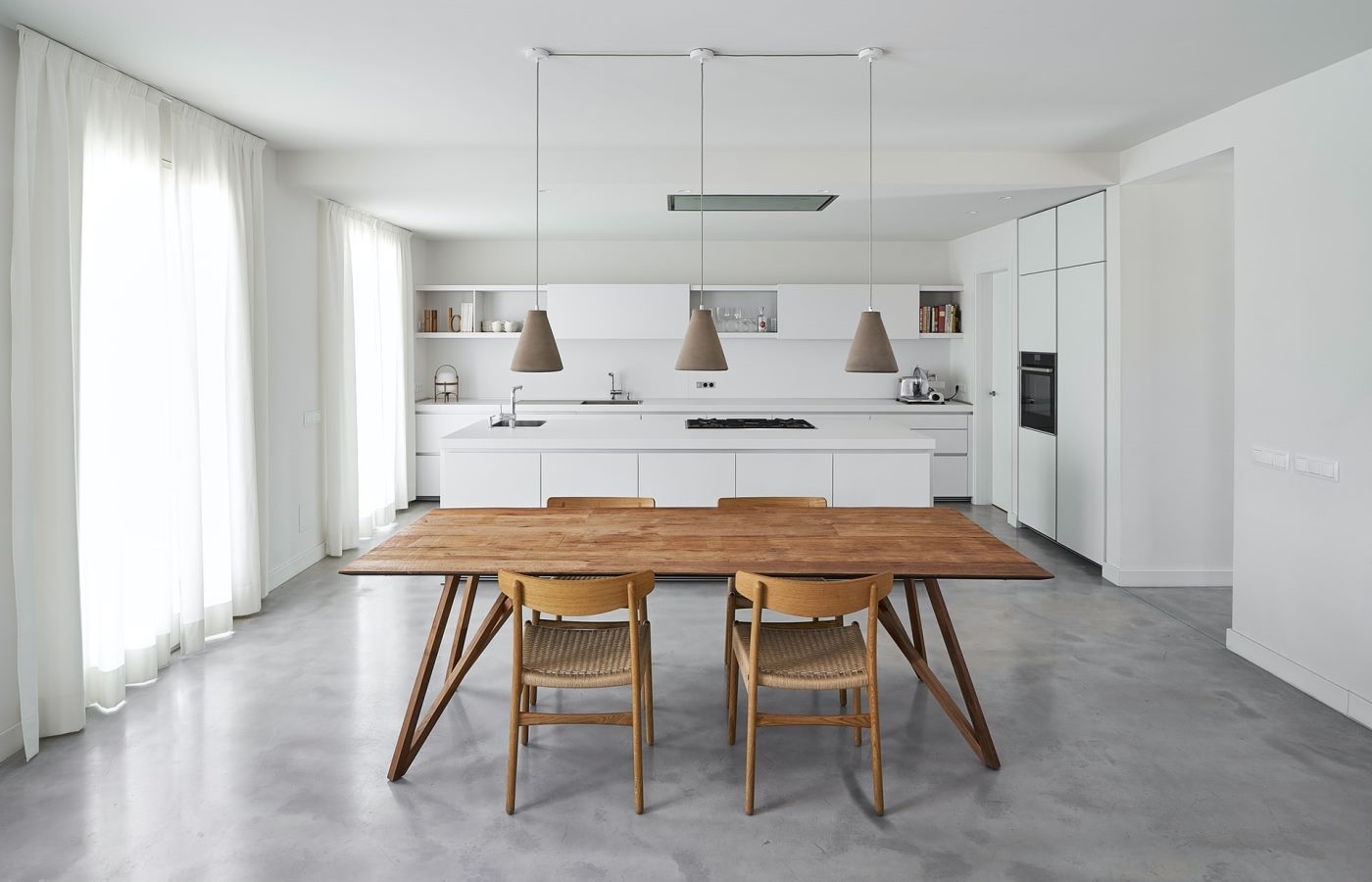 nowoczesna biała kuchnia stół drewniany krzesła drewniane