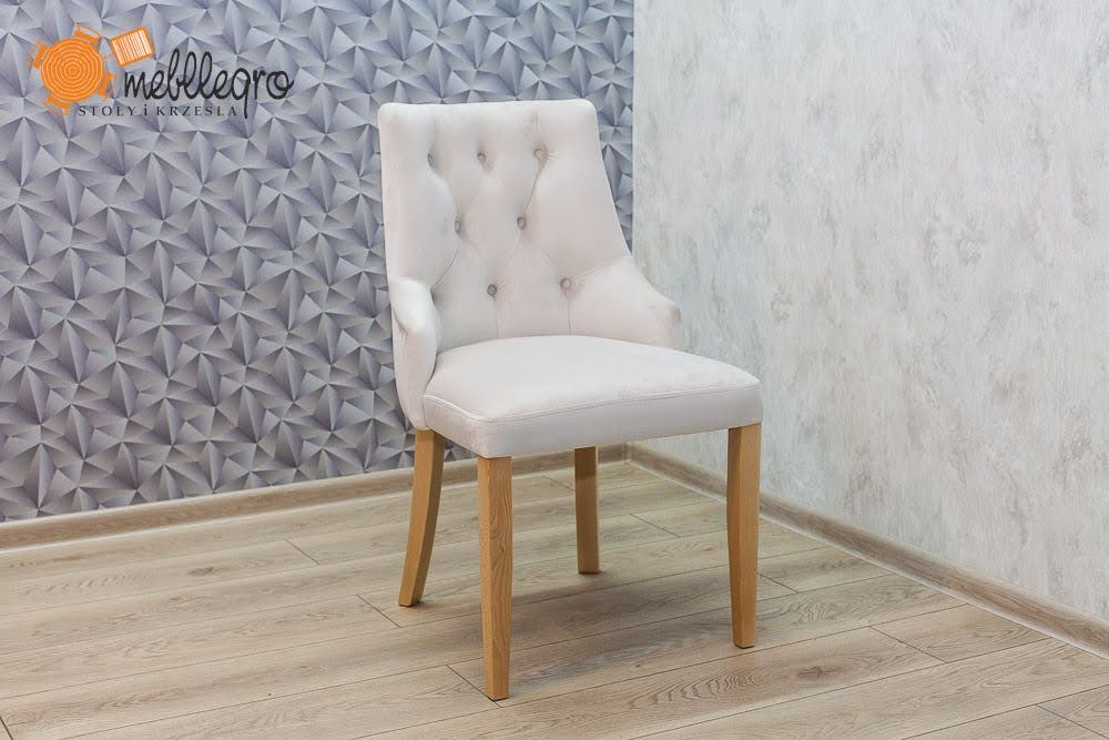 krzesło tapicerowane białe z nogami w kolorze naturalngo drewna (buk)