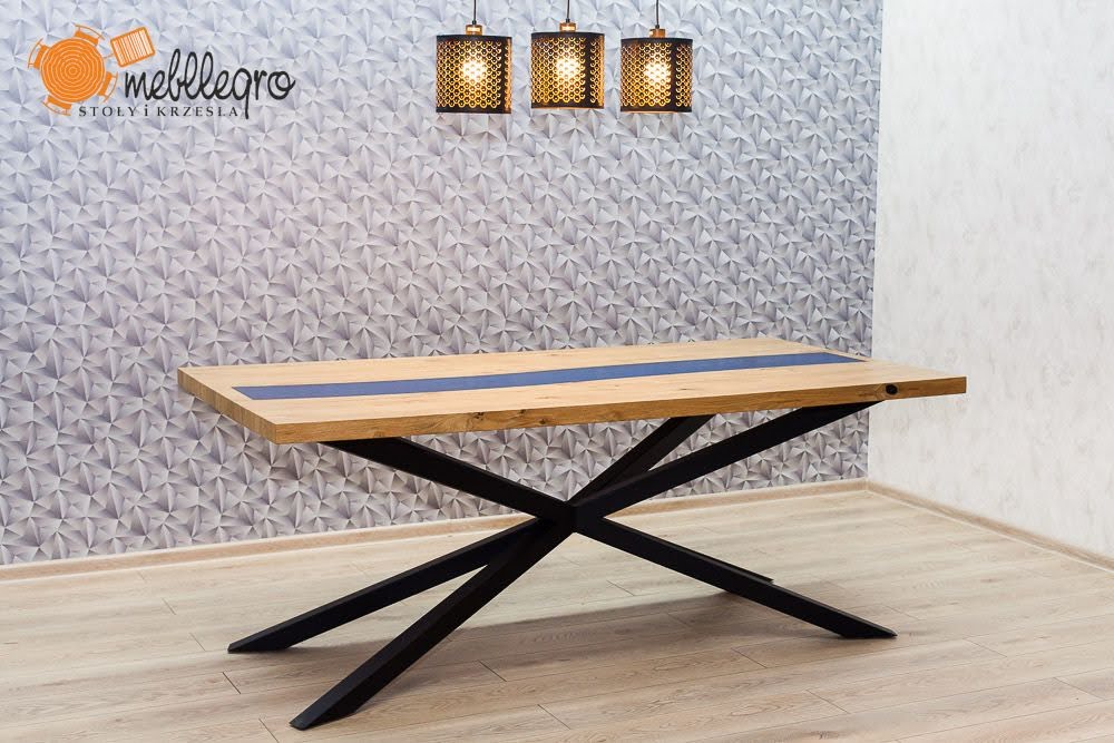 drewniany stół z żywicą i metalowymi nogami X