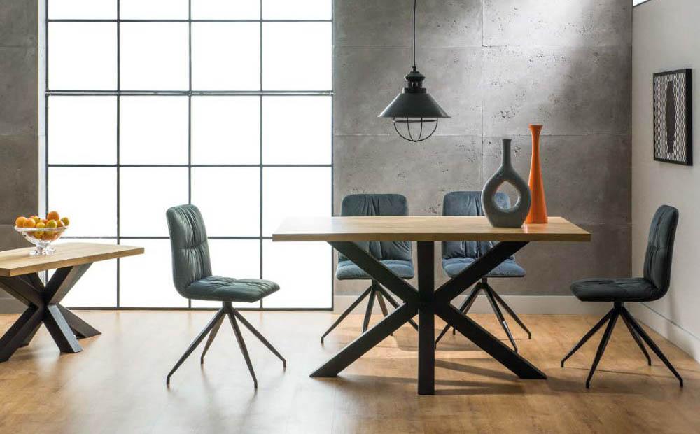stol loft z krzesłami tapicerowanymi i mały stolik kawowy na metalowych nogach