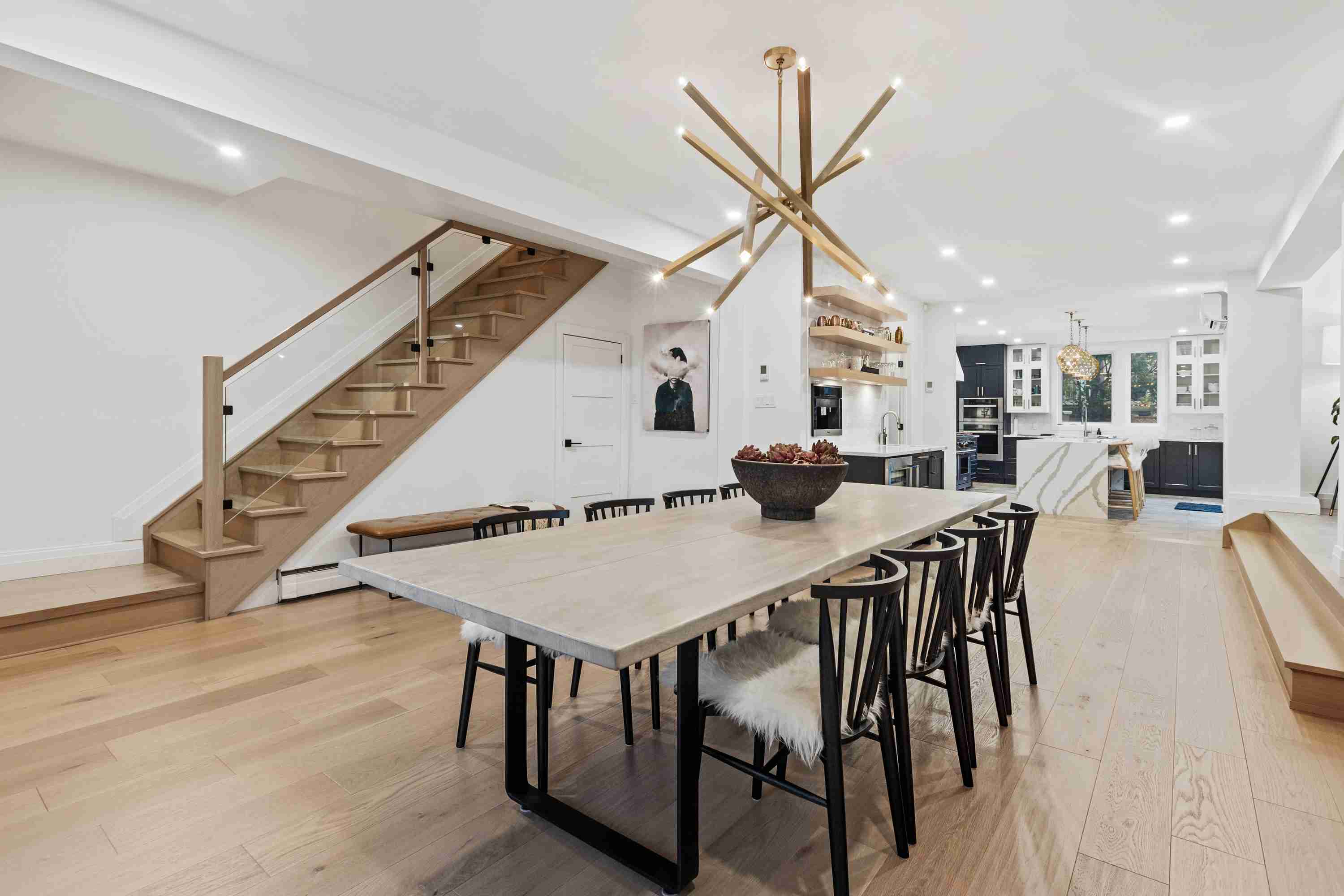 Kuchnia industrialna i styl loftowy w salonie – wspólne akcenty / Salon loft w stylu industrialnym - aranżacje 2021