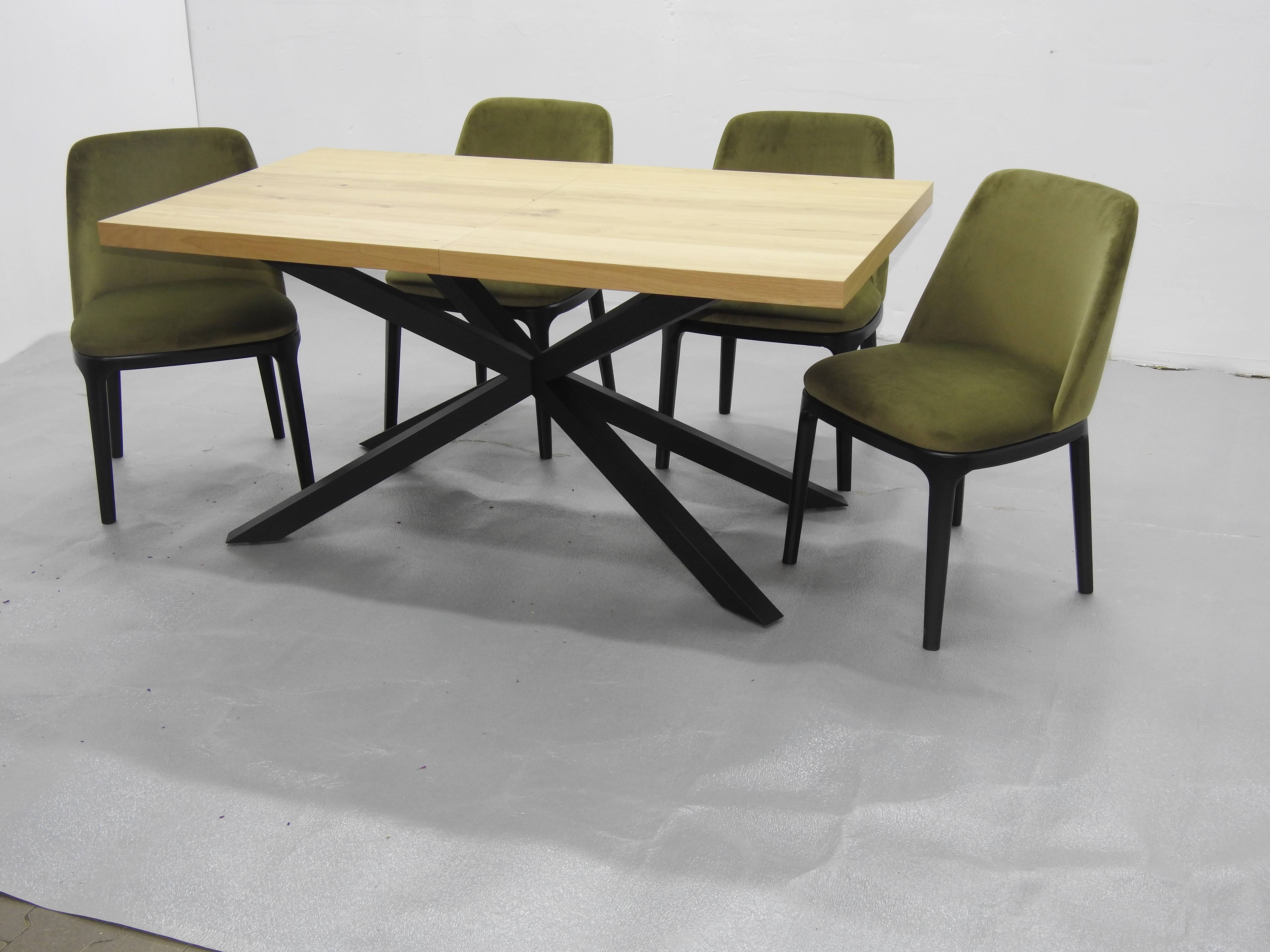 stół x metalowy pająk o wymiarach 140x90cm z czterema krzesłami tapicerka kolor zielony groszek na czarnych nogach