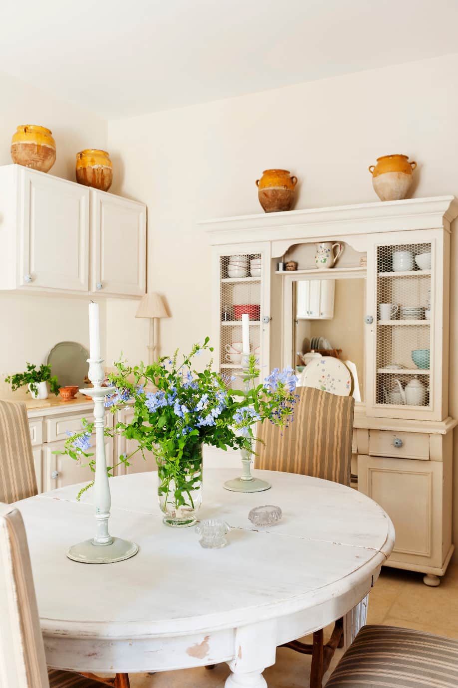 stół okrągły styl prowansalski jadalnia / Styl prowansalski w domu - jak urządzić wnętrze w stylu prowansalskim?