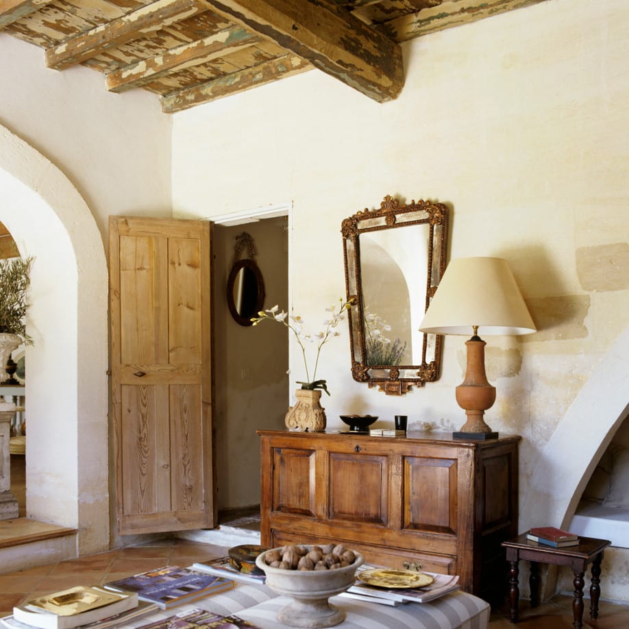 stół okrągły styl prowansalski salon z komoda / Styl prowansalski w domu - jak urządzić wnętrze w stylu prowansalskim?