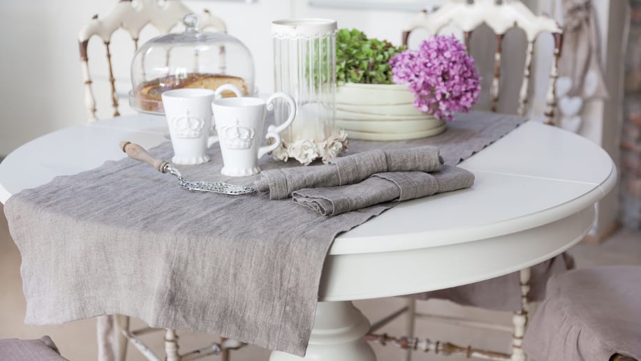 okrągły biały stół styl-prowansalski stół/ Styl prowansalski w domu - jak urządzić wnętrze w stylu prowansalskim?