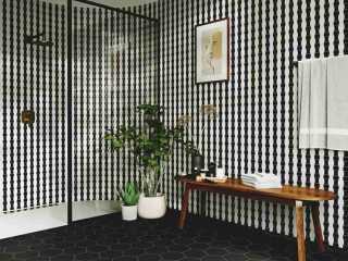 Stonowane, czarno-białe wnętrze, a do tego… odważna, graficzna wersja obrazu na ścianie to sposób na efektowny detal w modernistycznym stylu. Aranżacja cbiało czarnej łazienki - modernizm.