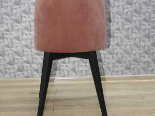 krzesło tapicerowane róż pudrowy czarne nogi drewniane