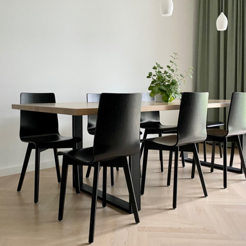 Białe i czarne krzesła do jadalni i salonu: plusy i minusy / mebllegro