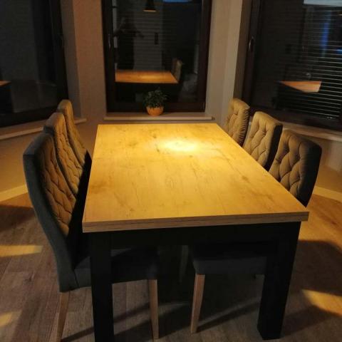 stół czarne nogi z krzesłami tapicerowanymi\stół czarne nogi z krzesłami tapicerowanymi