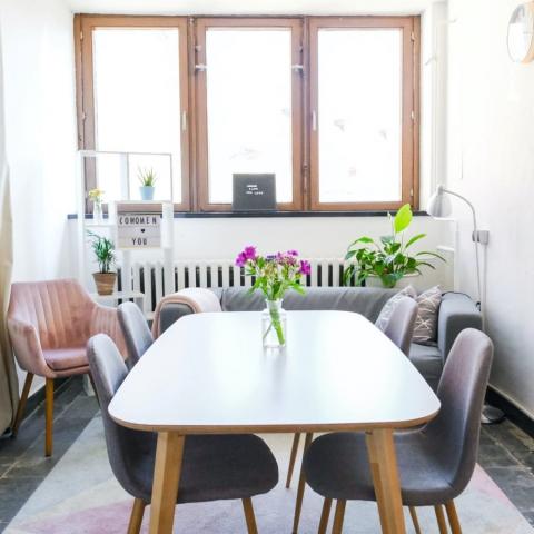 stół drewniany dla czterech osob plus krzesła drewniane tapicerowane do małej jadalni