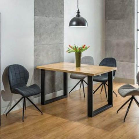 stół loftowy z krzesłami oraz mały stolik-ława kawowa