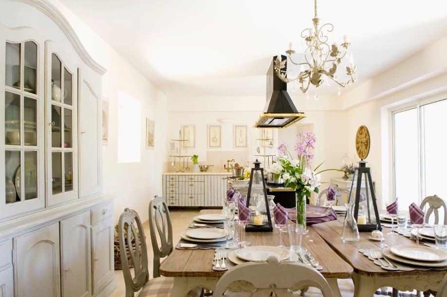 stół z krzesłami styl prowansalski salon / Styl prowansalski w domu - jak urządzić wnętrze w stylu prowansalskim?