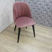 krzesło tapicerowane róż pudrowy czarne nogi drewniane