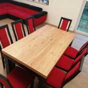 stół czarne nogi z czerwonymi krzesłami tapicerowanymi