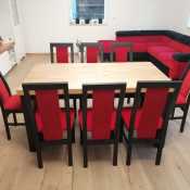stół czarne nogi z czerwonymi krzesłami tapicerowanymi
