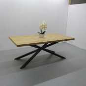 zdjęcia real-photo stół z metalowymi nogami blat okleina naturalna sękata + kwiatek