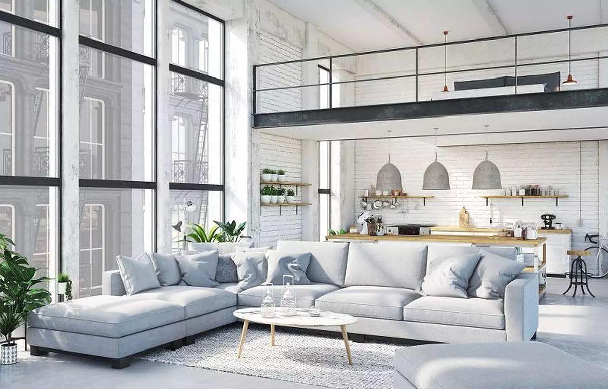 Loftowy salon z antresolą w jasnych kolorach / Salon loft w stylu industrialnym - aranżacje 2021