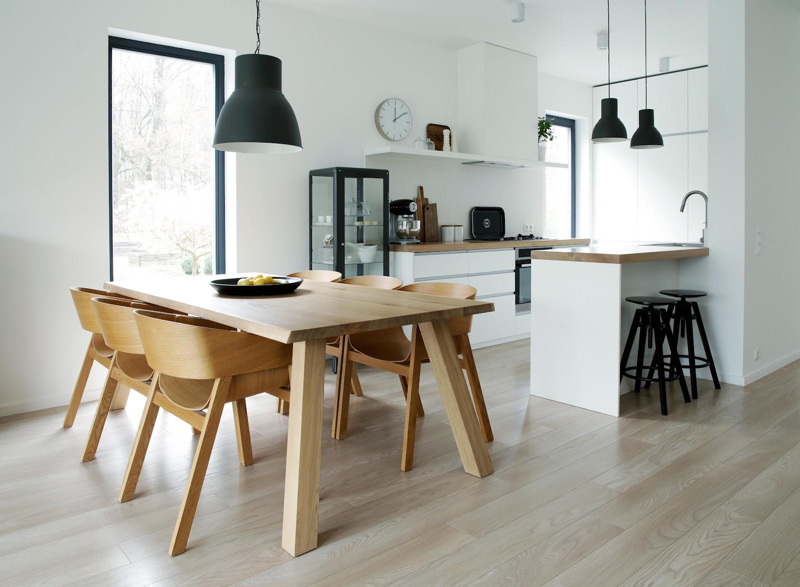stół – mebel multifunkcjonalny