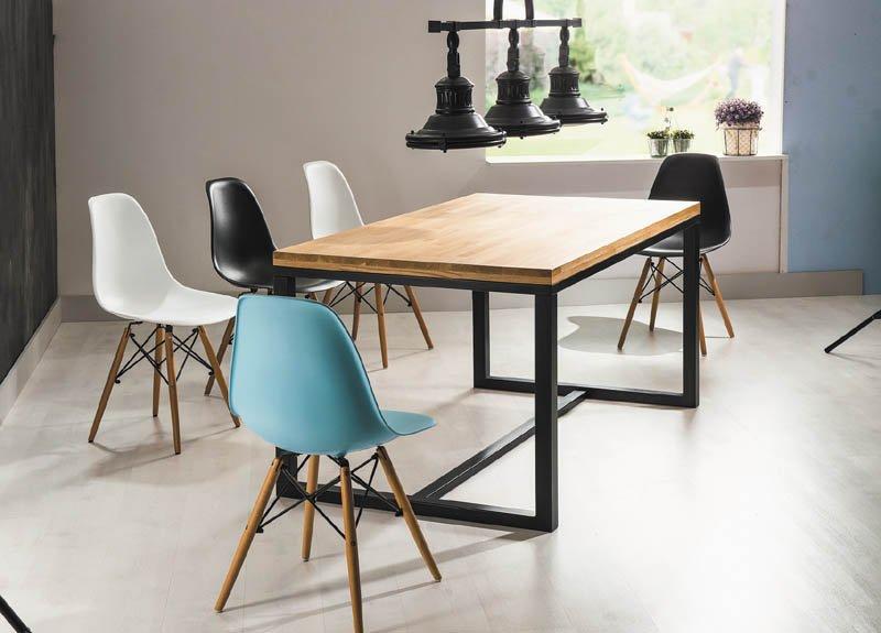 zestaw stół z krzesłami loft w industrialnym wnętrzu - nowoczesny design
