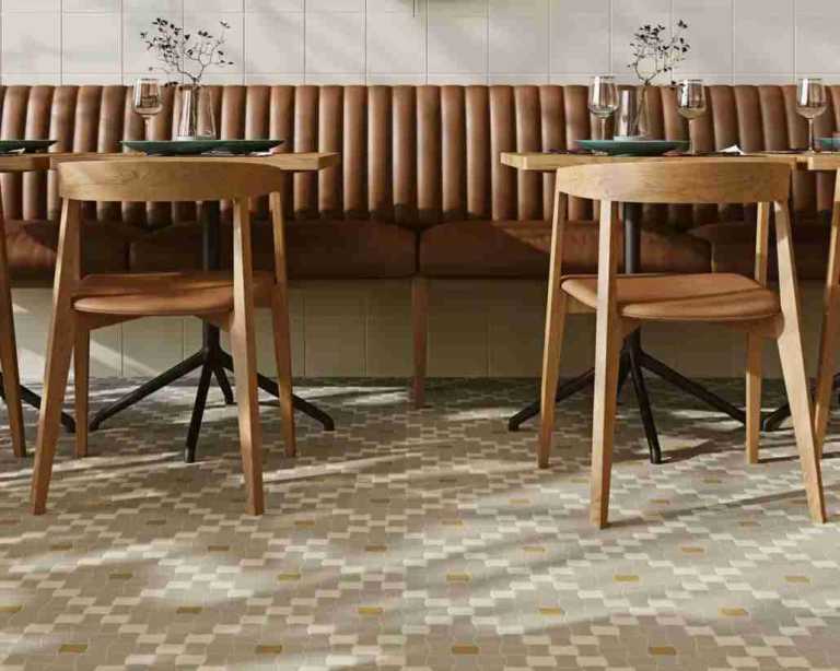 aranżacja beżowej restauracji stoliki i krzesła w stylu nowoczesnym - modernistycznym