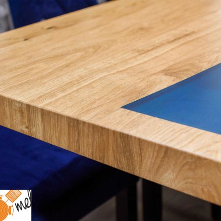 Stół z żywicą lite drewno dąb i krzesła pikowane niebieskie