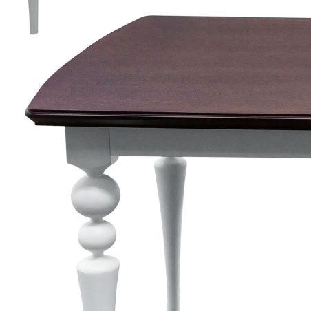 stół drewniany z białymi nogami