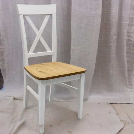 Białe krzesło K140 oparcie X drewniane siedzisko