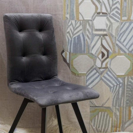 krzesło tapicerowane i pikowane z czarnymi nogami