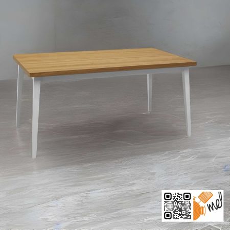 Stół drewniany z białymi nogami